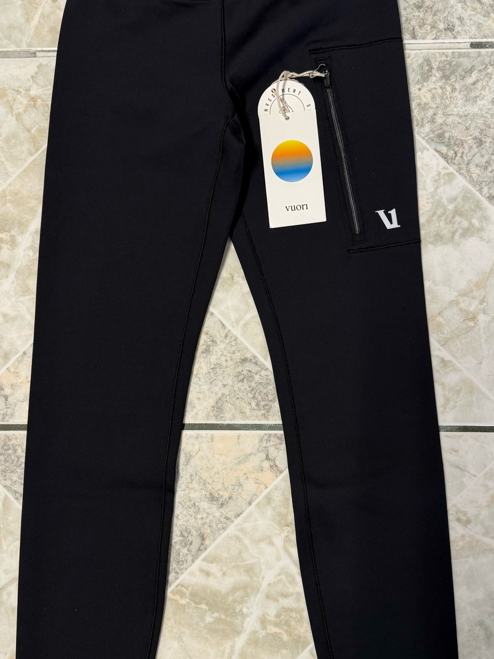 Vuori Women Black Slim Performance leggings with Zipper Pocket